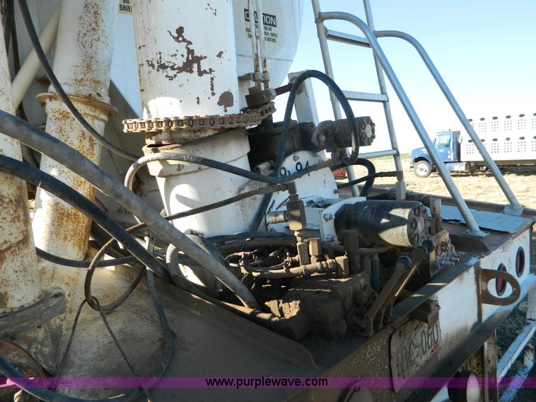 image for item G7624 1998 Pinson 42' feed trailer