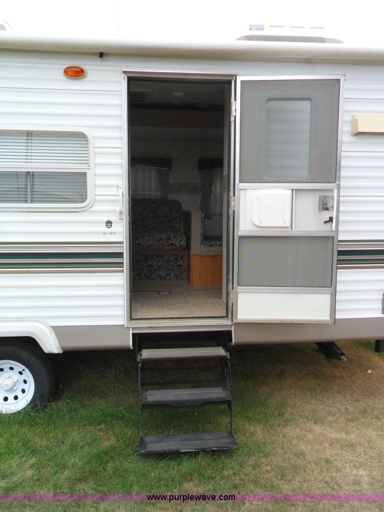 image for item B1628 2004 Wilderness 28' travel trailer camper