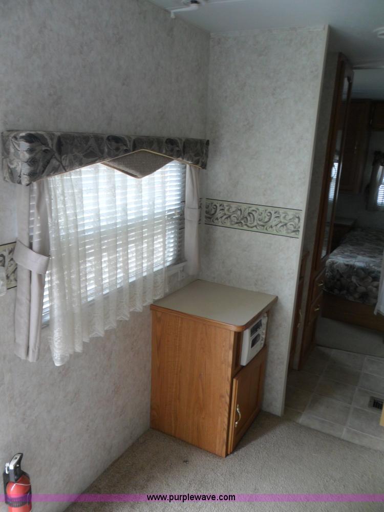 image for item B1628 2004 Wilderness 28' travel trailer camper