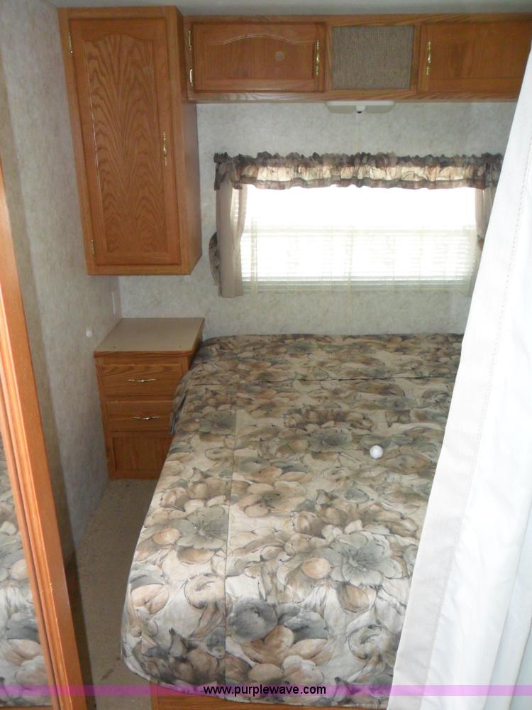 image for item B1628 2004 Wilderness 28' travel trailer camper