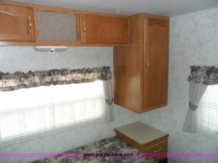 image for item B1628 2004 Wilderness 28' travel trailer camper