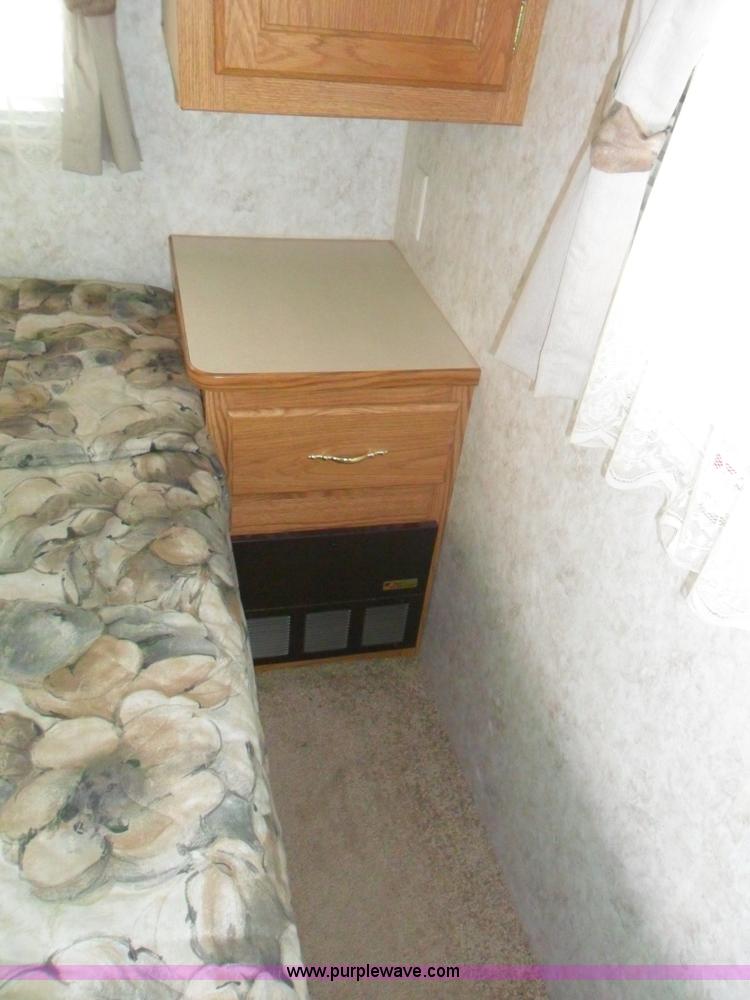 image for item B1628 2004 Wilderness 28' travel trailer camper