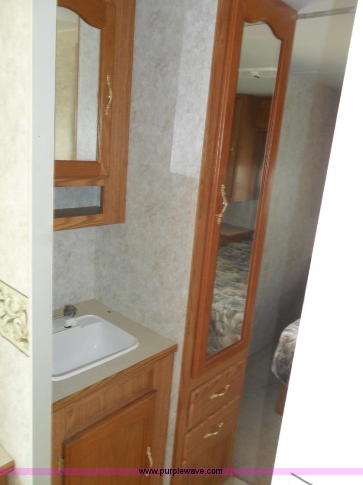 image for item B1628 2004 Wilderness 28' travel trailer camper