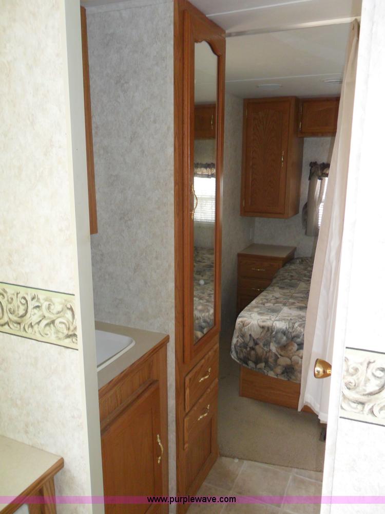 image for item B1628 2004 Wilderness 28' travel trailer camper