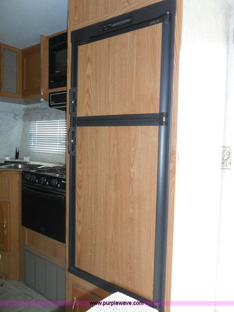 image for item B1628 2004 Wilderness 28' travel trailer camper