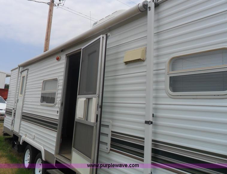 image for item B1628 2004 Wilderness 28' travel trailer camper