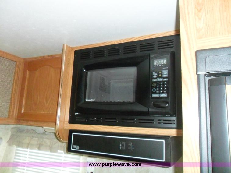 image for item B1628 2004 Wilderness 28' travel trailer camper