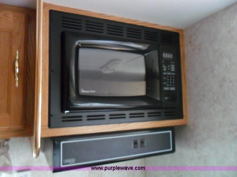 image for item B1628 2004 Wilderness 28' travel trailer camper