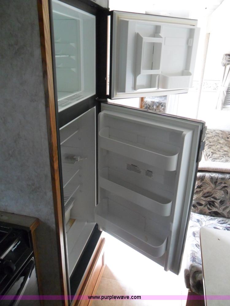 image for item B1628 2004 Wilderness 28' travel trailer camper