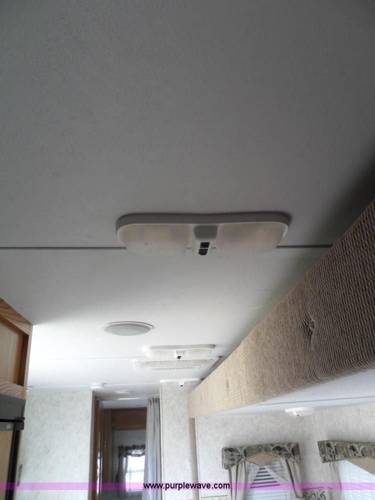 image for item B1628 2004 Wilderness 28' travel trailer camper