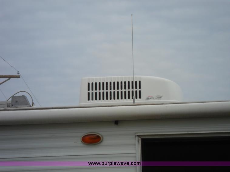 image for item B1628 2004 Wilderness 28' travel trailer camper