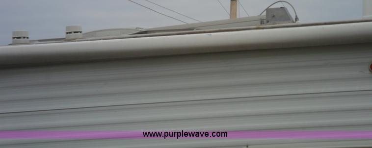 image for item B1628 2004 Wilderness 28' travel trailer camper