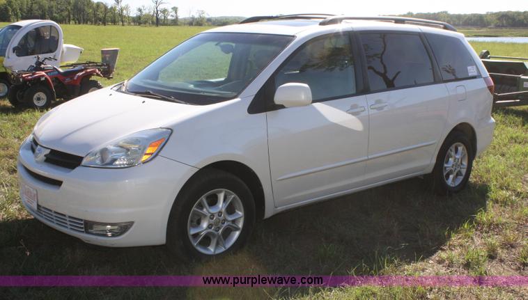 image for item B6986 2005 Toyota Sienna minivan