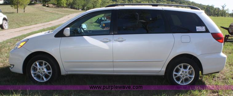 image for item B6986 2005 Toyota Sienna minivan