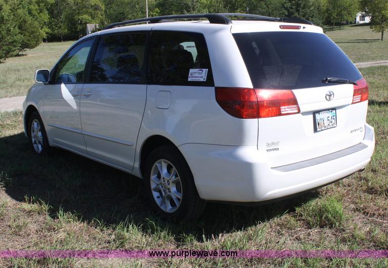 image for item B6986 2005 Toyota Sienna minivan