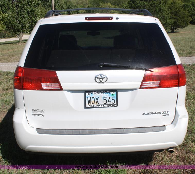 image for item B6986 2005 Toyota Sienna minivan