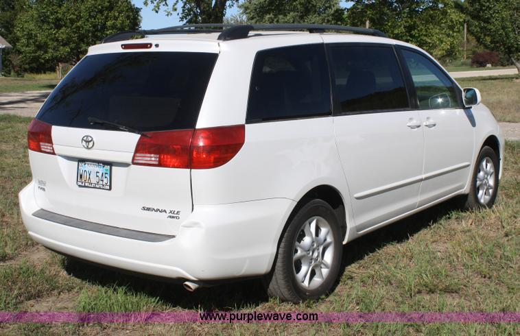 image for item B6986 2005 Toyota Sienna minivan