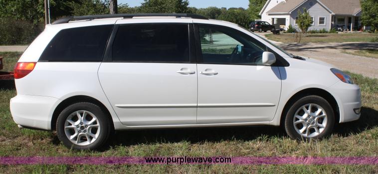 image for item B6986 2005 Toyota Sienna minivan