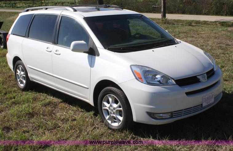 image for item B6986 2005 Toyota Sienna minivan
