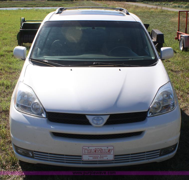 image for item B6986 2005 Toyota Sienna minivan