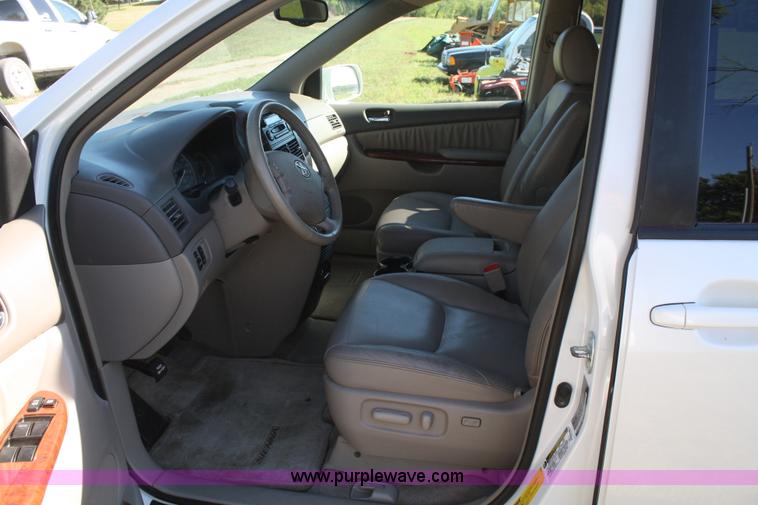 image for item B6986 2005 Toyota Sienna minivan