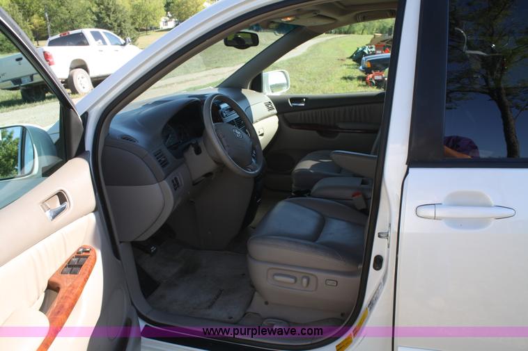 image for item B6986 2005 Toyota Sienna minivan