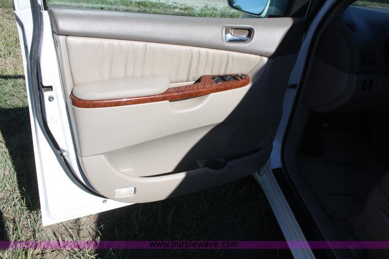 image for item B6986 2005 Toyota Sienna minivan