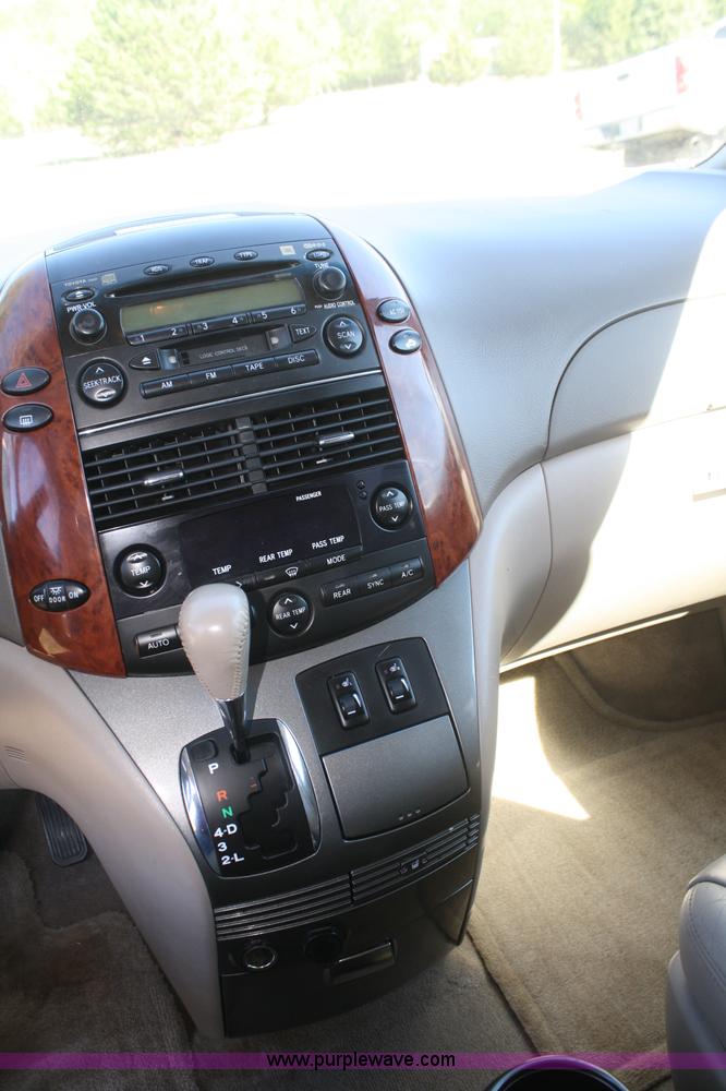 image for item B6986 2005 Toyota Sienna minivan