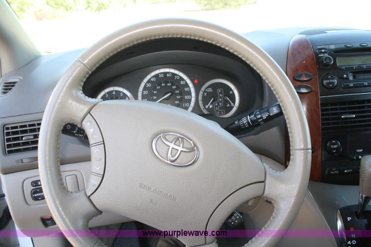 image for item B6986 2005 Toyota Sienna minivan