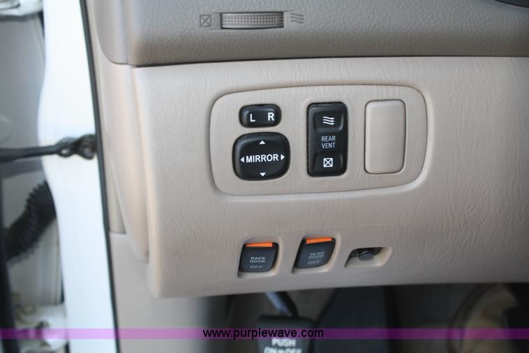 image for item B6986 2005 Toyota Sienna minivan