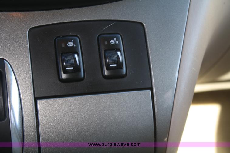 image for item B6986 2005 Toyota Sienna minivan