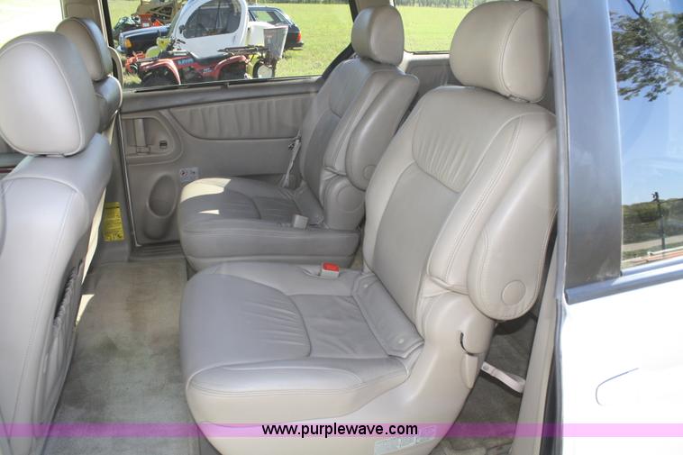 image for item B6986 2005 Toyota Sienna minivan
