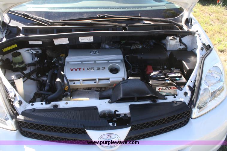 image for item B6986 2005 Toyota Sienna minivan