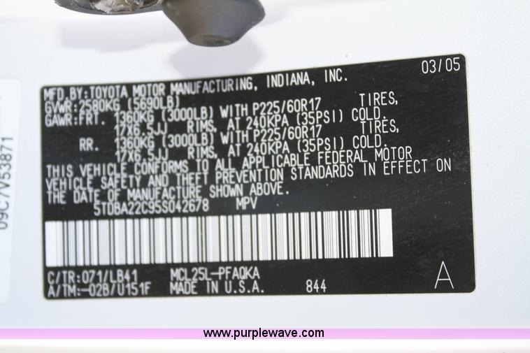 image for item B6986 2005 Toyota Sienna minivan