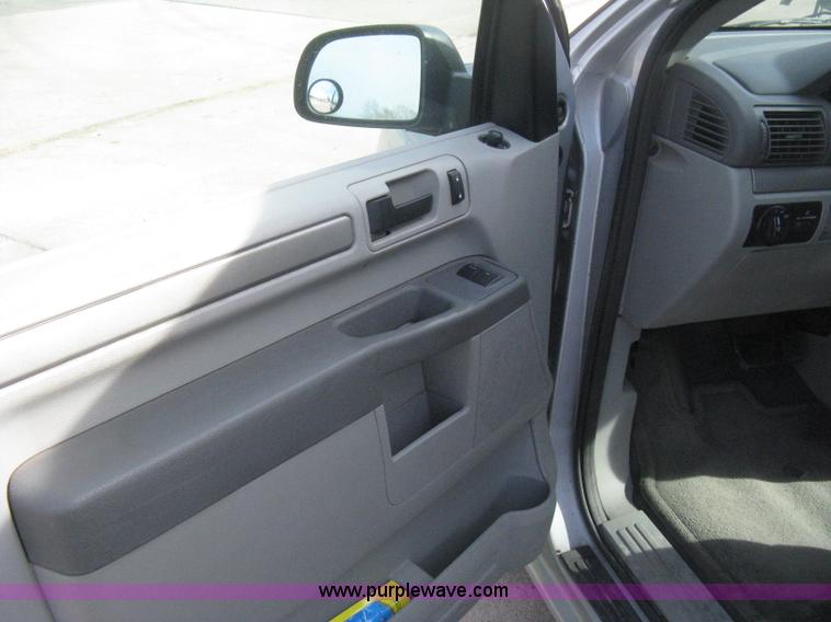image for item B8259 2007 Ford Freestar SE minivan