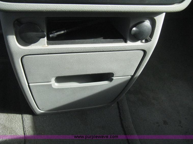 image for item B8259 2007 Ford Freestar SE minivan