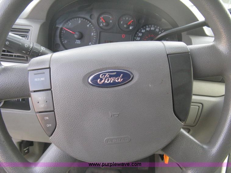 image for item B8259 2007 Ford Freestar SE minivan