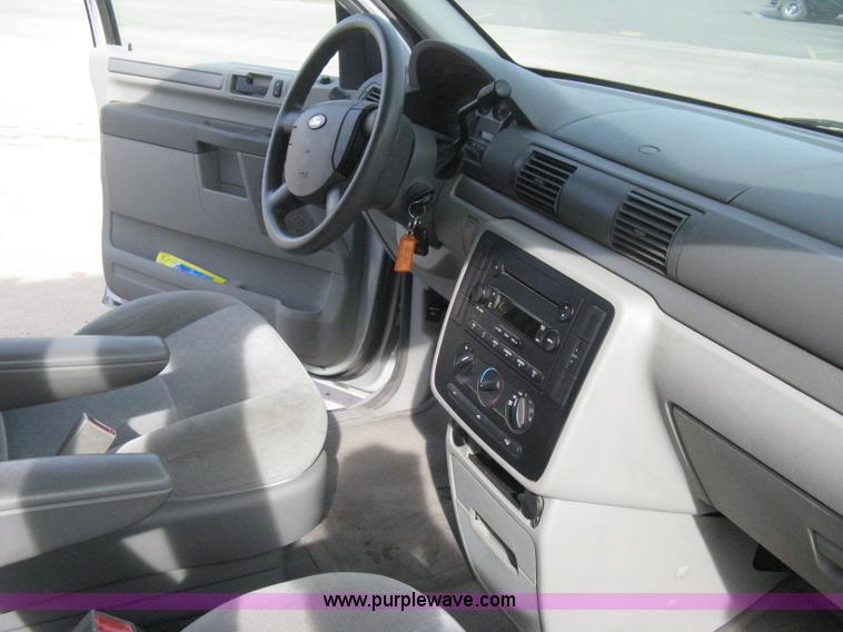 image for item B8259 2007 Ford Freestar SE minivan
