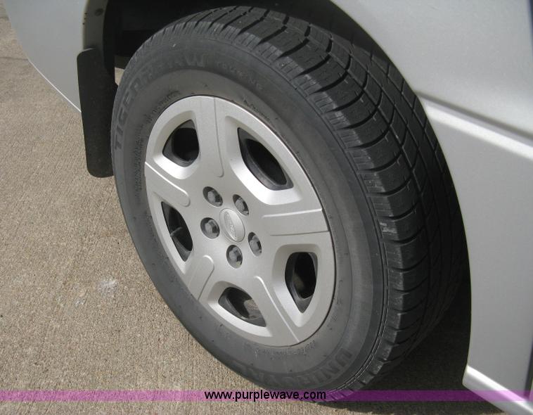 image for item B8259 2007 Ford Freestar SE minivan