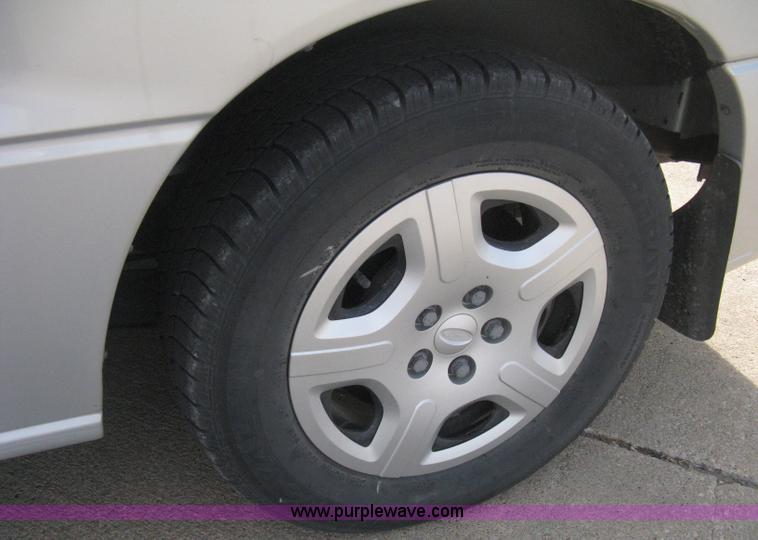 image for item B8259 2007 Ford Freestar SE minivan