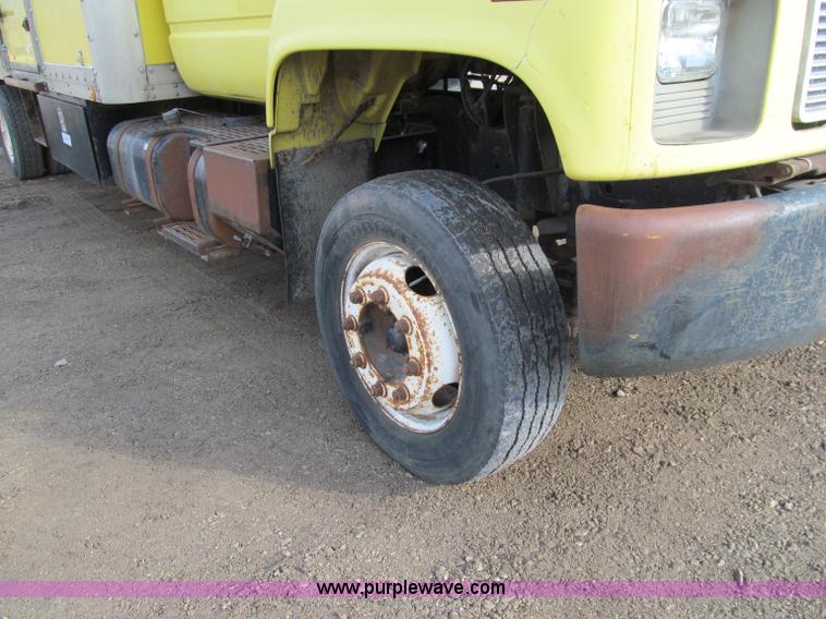 image for item D7008 1992 GMC TopKick box truck