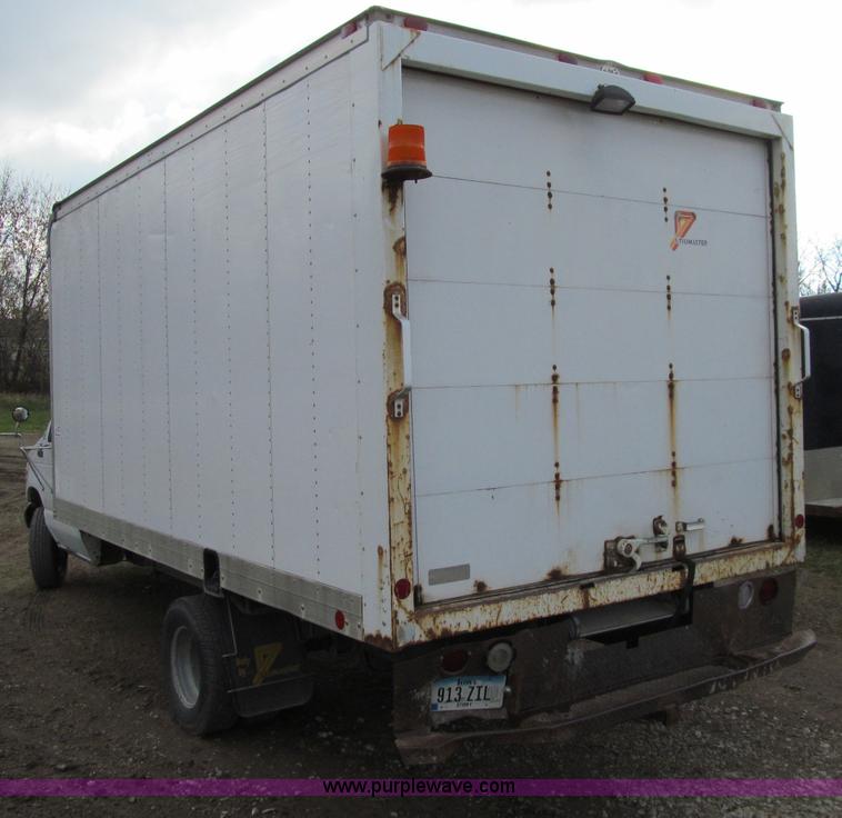 image for item D7009 2002 Ford Econoline E350 Super Duty box truck