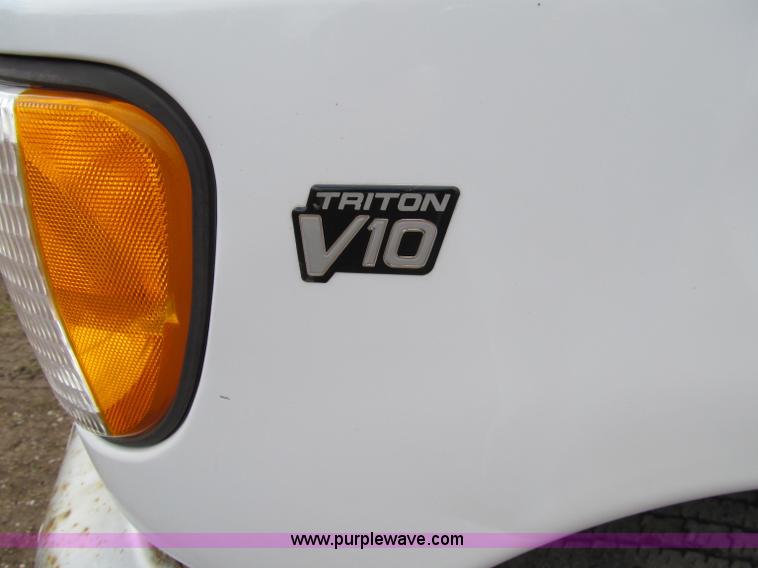 image for item D7009 2002 Ford Econoline E350 Super Duty box truck
