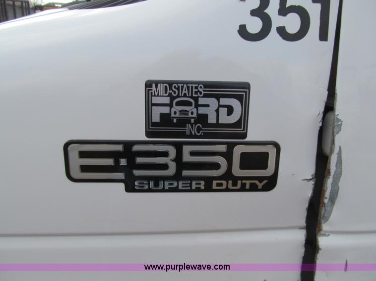 image for item D7009 2002 Ford Econoline E350 Super Duty box truck