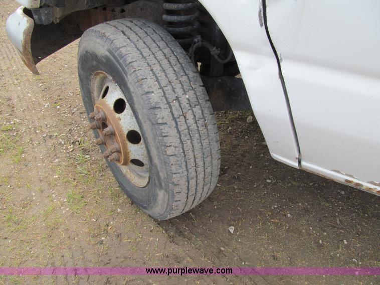 image for item D7009 2002 Ford Econoline E350 Super Duty box truck