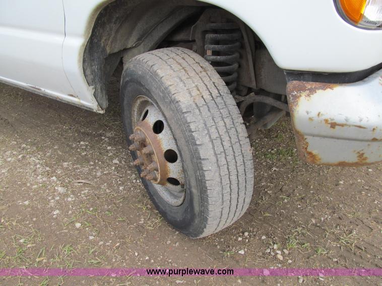 image for item D7009 2002 Ford Econoline E350 Super Duty box truck