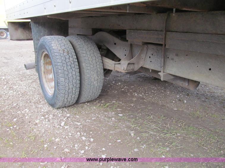 image for item D7009 2002 Ford Econoline E350 Super Duty box truck