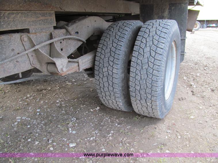 image for item D7009 2002 Ford Econoline E350 Super Duty box truck