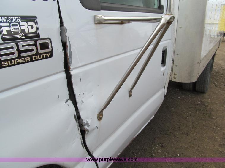 image for item D7009 2002 Ford Econoline E350 Super Duty box truck