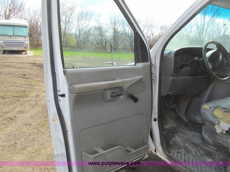 image for item D7009 2002 Ford Econoline E350 Super Duty box truck